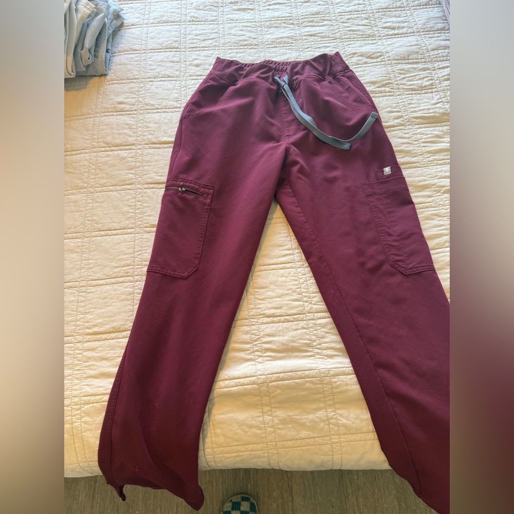 FIGS high waisted Yola scrub pant
Burgundy
